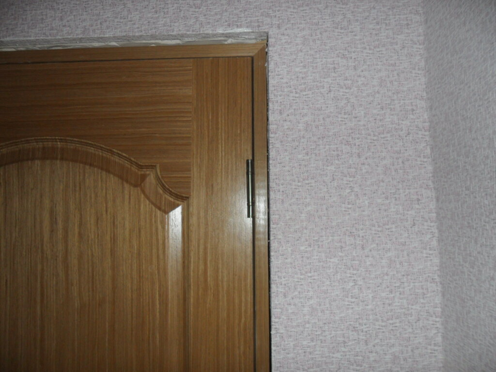 Установка межкомнатной двери после поклейки обоев.