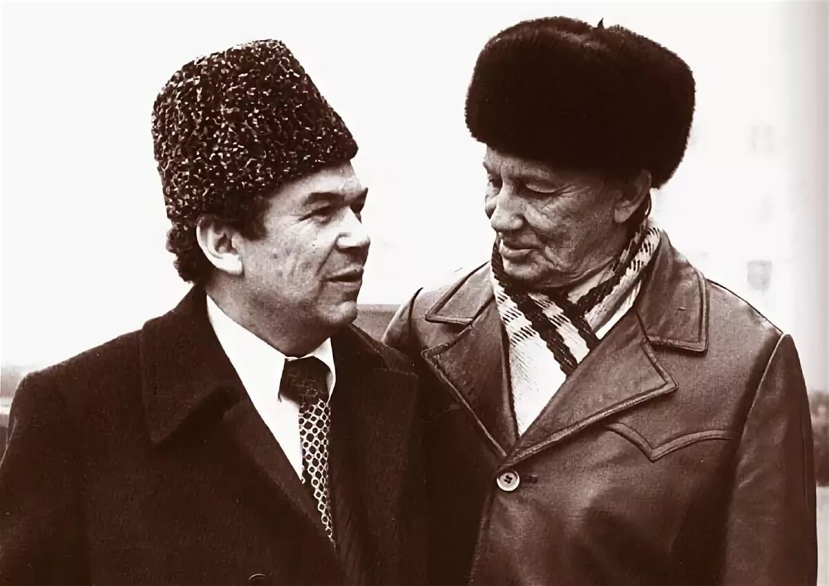 «С первой же минуты, - читаем в статье «Турция, Назым… Назым, Турция…», - когда мои ноги коснулись турецкой земли, я пребывал в необычном для путешественника состоянии: меня ничто особенно не удивляло и не поражало своей неожиданностью и новизной. Улицы Стамбула, холмы Анкары, рыбацкие баркасы на Босфоре, мечети, свет ночных фонарей на Галатском мосту, лица и руки - особенно руки - мне кажутся очень знакомыми. Отчего же так? Ведь для людей моего поколения Турция была страной далекой, отчужденной, хотя она является нашей ближайшей соседкой. Дамбы и мосты, проложенные Лениным и Ататюрком между двумя странами, кое-где были смыты волнами неблагоприятных мировых и внутригосударственных событий. Теперь эти волны отхлынули, и надо восстанавливать разрушенное. Некоторые считают, что это дело только государственных и политических деятелей. Да, главная ответственность и тяжесть ложатся на их плечи. От их мудрости и прозорливости зависит очень многое. Но всякий человек, имеющий добрые руки и разумное сердце, должен положить свой ком земли на те самые смывы. Все это дело времени. А пока даже за взаимной улыбкой прячется горечь. Так бывает иногда при встрече двух людей после долгой и не очень оправданной разлуки. И все-таки мы приехали в удивительно знакомую страну. О ней так много и ярко рассказал миру и каждому из нас Назым Хикмет в своих творениях. Речь тут идет не только о внешних приметах, но и о самой сути жизни».