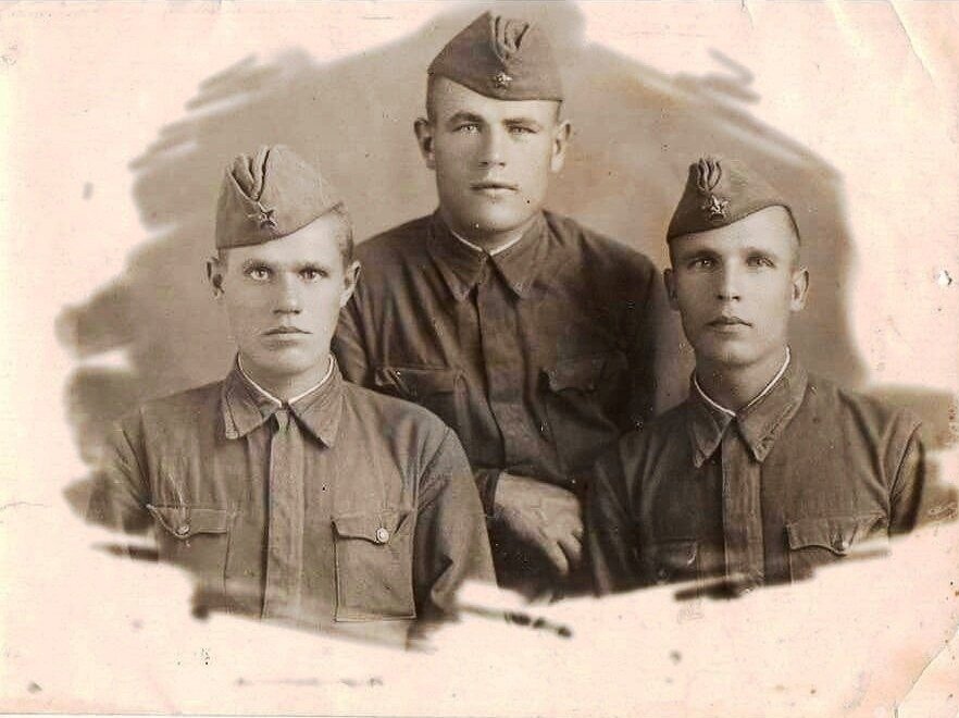 С боевыми товарищами. Николай Краевский в центре. 1942 год