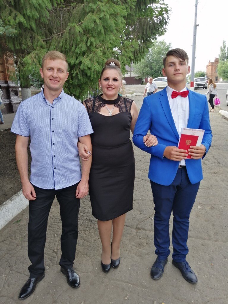 Выпускной в 9-м классе. Закончил с красным аттестатом. Я беременная Дим Димычем.