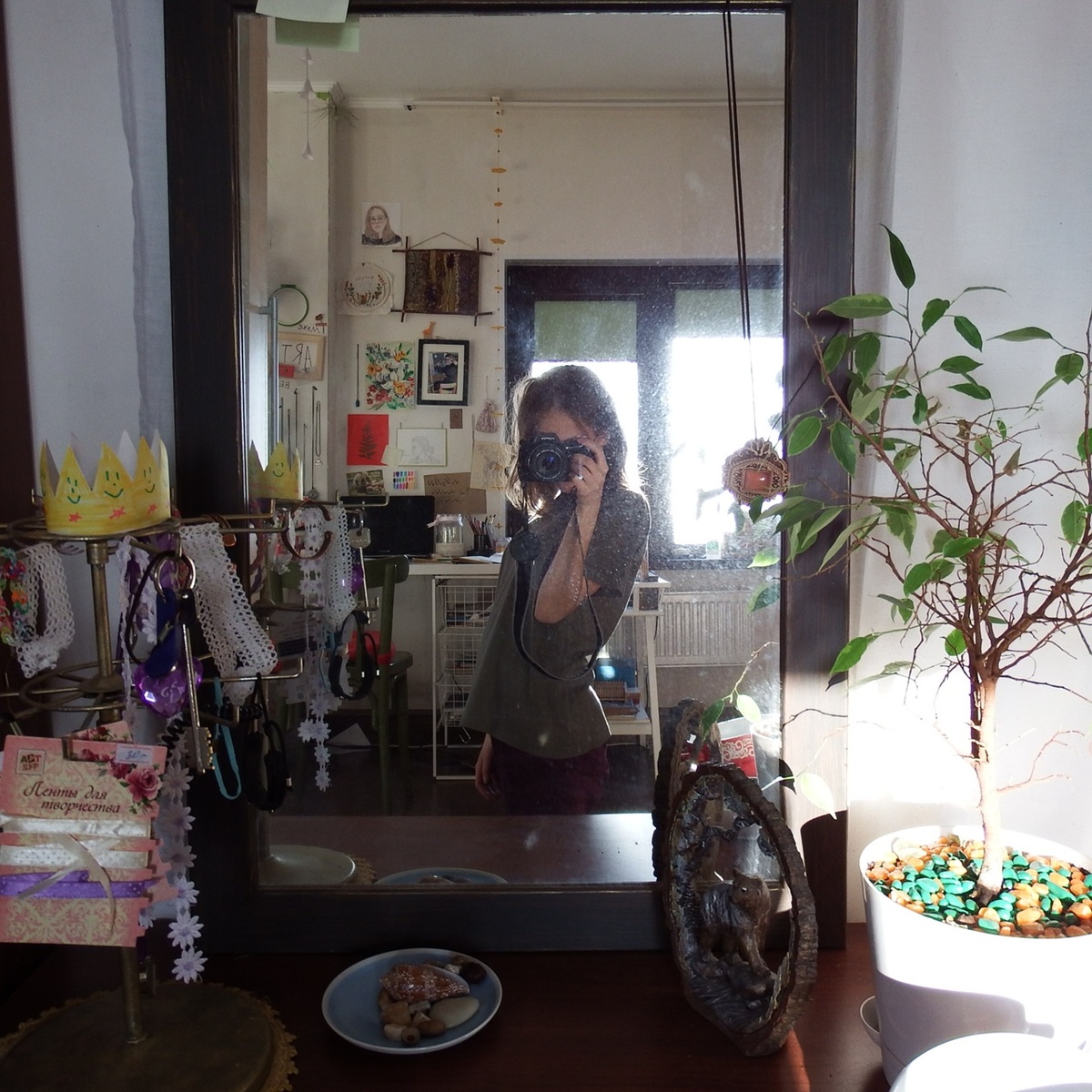 Нашла фото моей комнаты в доме родителей. До минимализма.