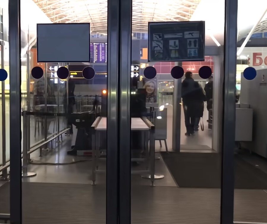 Вход в аэропорт. Первый контроль безопасности.