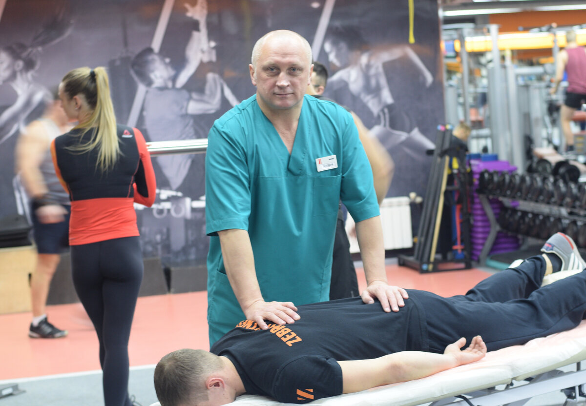 Я на работе в фитнес-клубе. Для пропаганды массажа хорошо немного поработать прямо в тренажёрном зале на глазах у всех. Спортивный массаж в одежде - суперская штука, но доступна для понимания далеко не всем.  