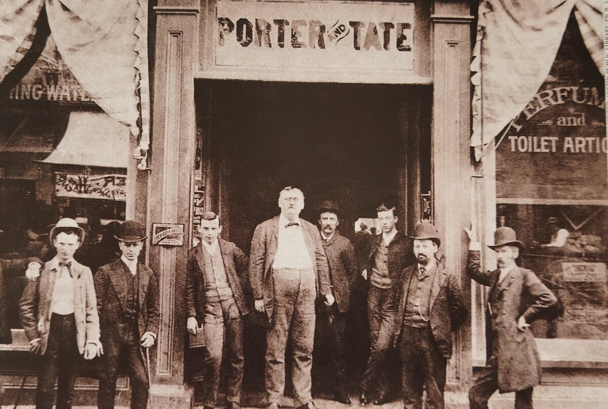 В Гринсборо Портеры были уважаемой семьей. В центре стоит дядя Уильяма - Кларк Портер.