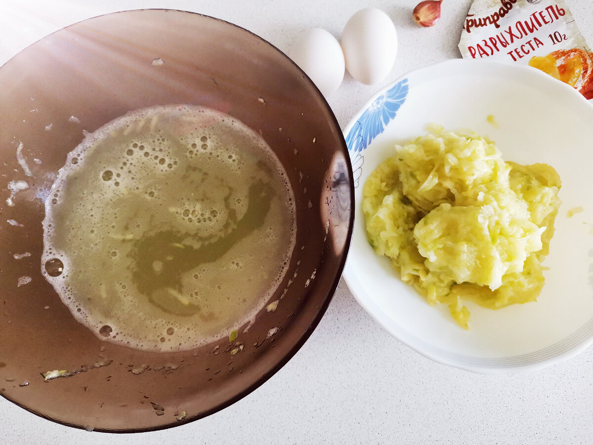 Отжимаем хорошенько. Вот сколько сока вышло и сколько осталось кабачка. Если не отжать, то оладьи будут сырыми внутри. Фото автора.