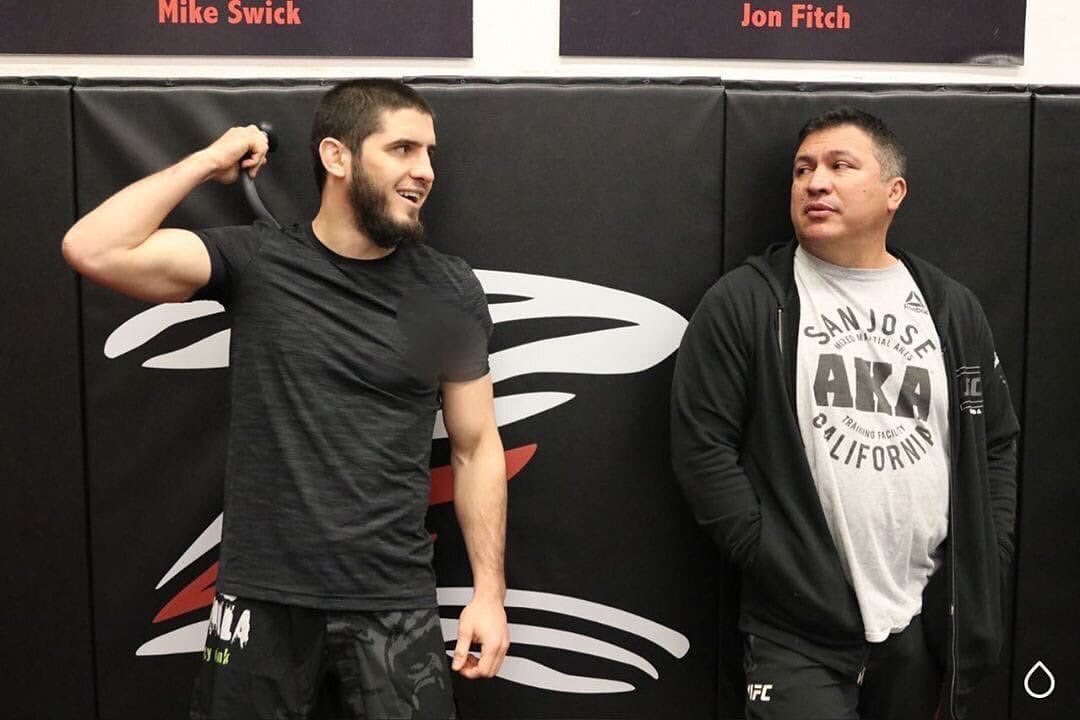 Ислам Махачев и Хавьер Мендес [https://66.media.tumblr.com/33e83b40b4a62daf0af3e9ae29b353e4/812cbb31dd309423-a1/s1280x1920/c9004680156b22c3746ab18a743be0e1c4967d6d.jpg]