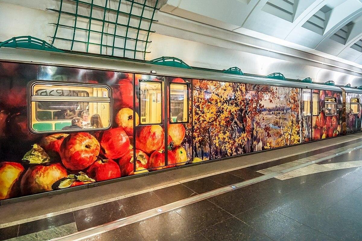 Поезд Акварель в Московском метро