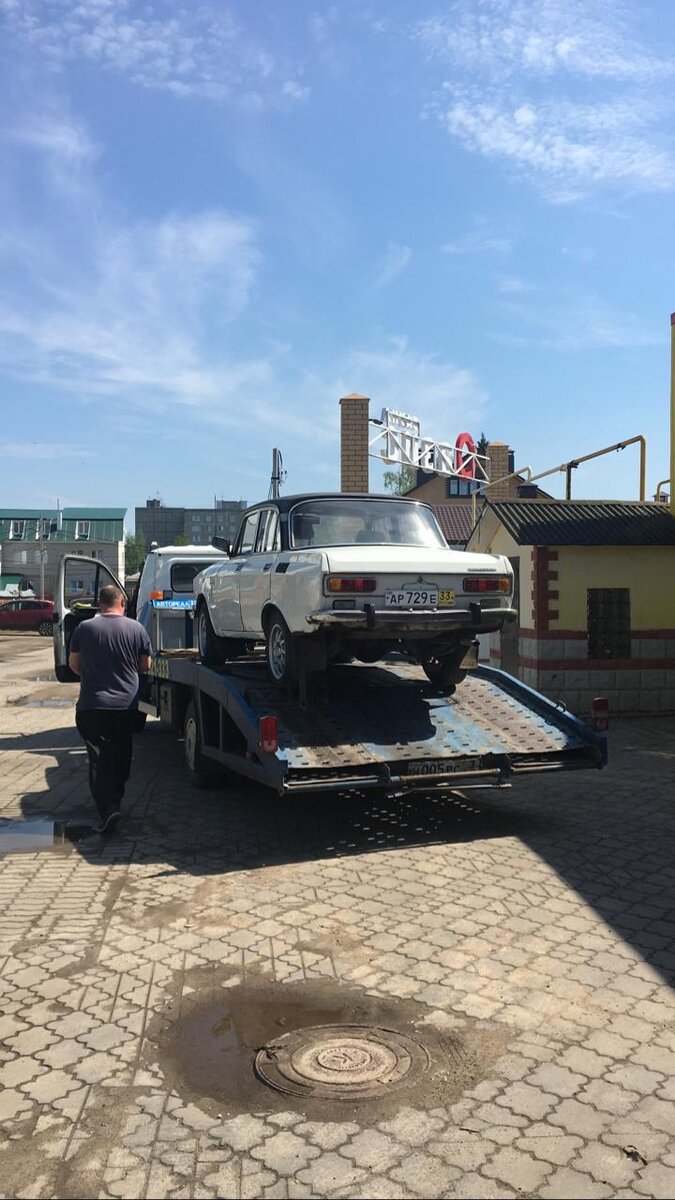 Все машины на улице или в гаражах. А этот космич жил в офисе и служил реквизитом или экспонатом))) Прикольно.