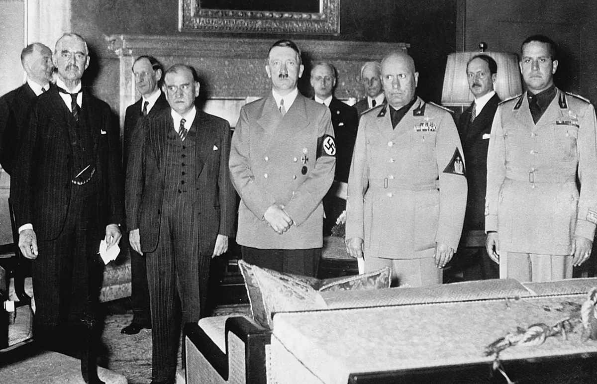 Во время подписания Мюнхенского соглашения, слева направо: Чемберлен, Даладье, Гитлер, Муссолини и Чиано