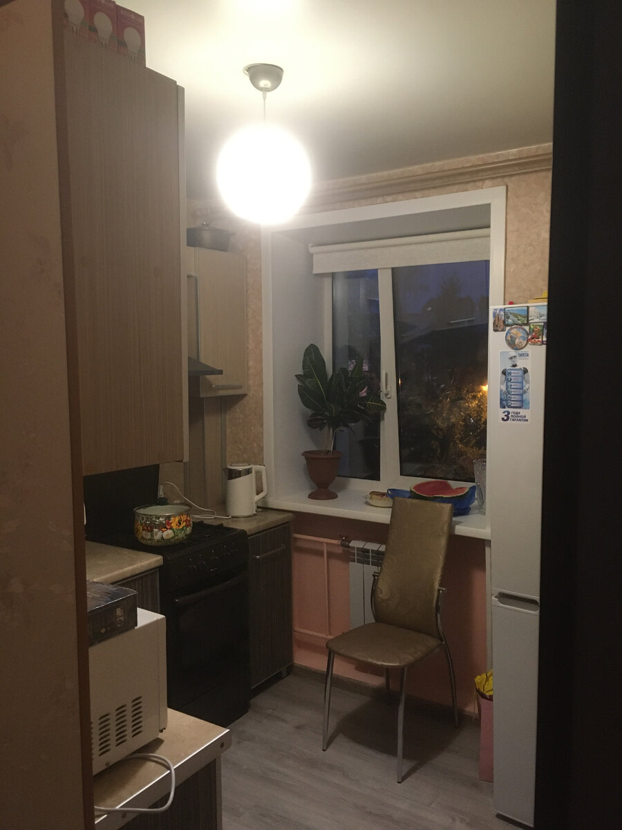 Первое фото - лампа накаливания, вторая - теплый свет 2700 К, третья - нейтральный белый 4000 К, четвертая - холодный белый 6000 К.