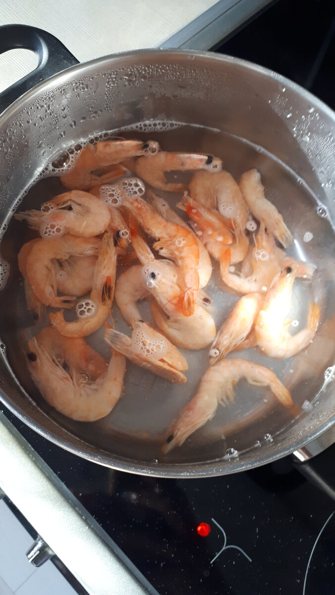 Отвариваем креветки