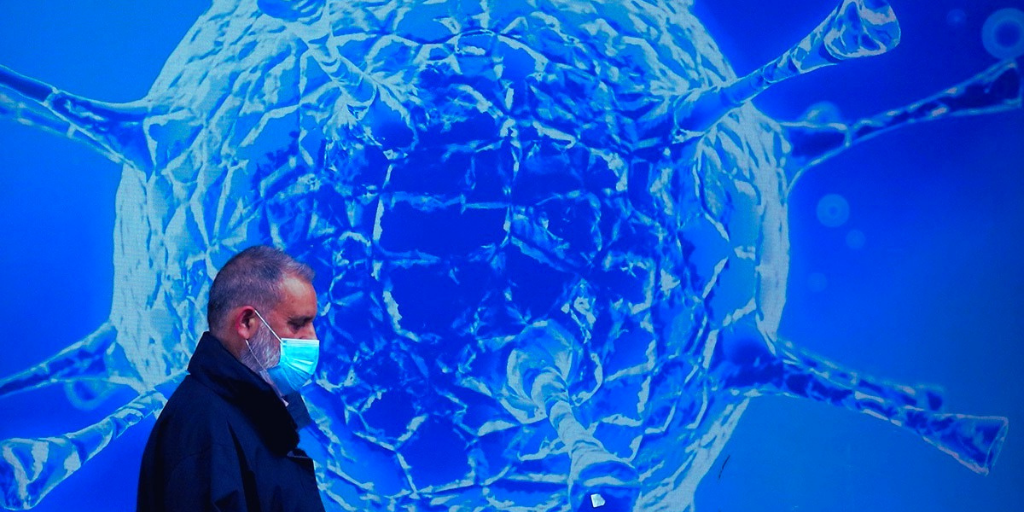 Дельта штамм атакует привитых.