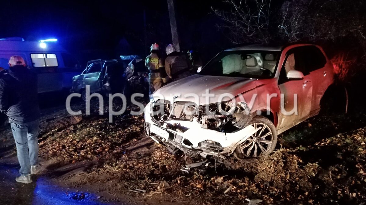На месте работают спасатели областной службы спасения, медики скорой помощи, сотрудники ДПС и пожарной охраны. Обстоятельства произошедшего выясняются.