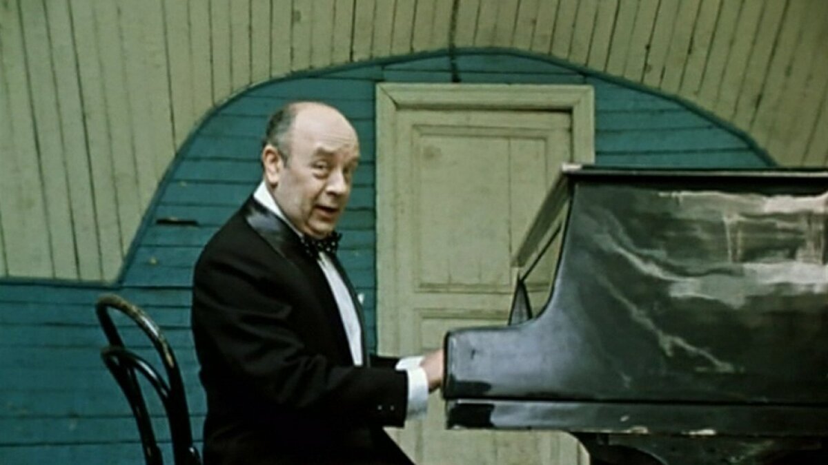 Артист Мосэстрады Аркадий Велюров исполняет куплеты политической сатиры. Кадр из фильма "Покровские ворота". 