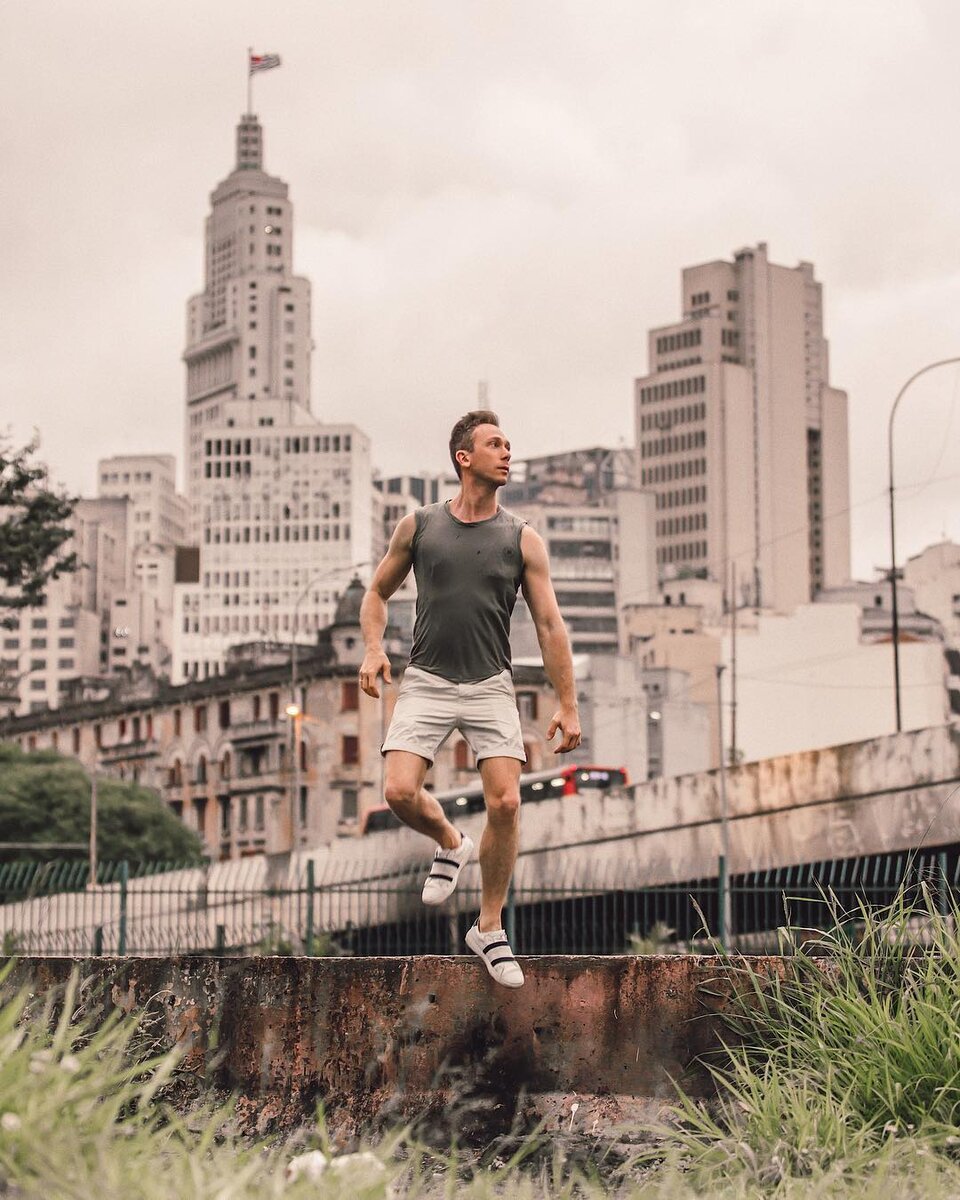 Автор рядом с неблагополучным районом Сан-Паулу, Бразилия.