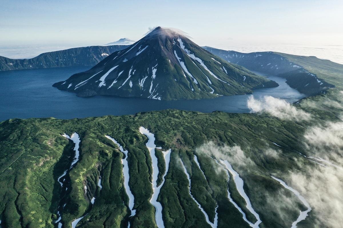 Вулкан в озере, находящимся в вулкане.