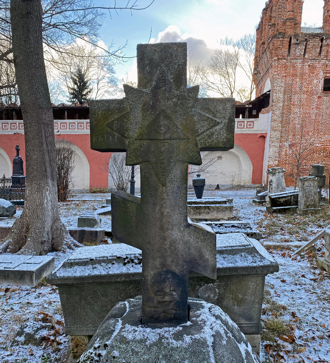 На фотографии старое православное кладбище при Донском монастыре (г. Москва), но причем тут символ масонов (глаз в треугольнике или "Всевидящее око") на кресте? Листайте дальше->