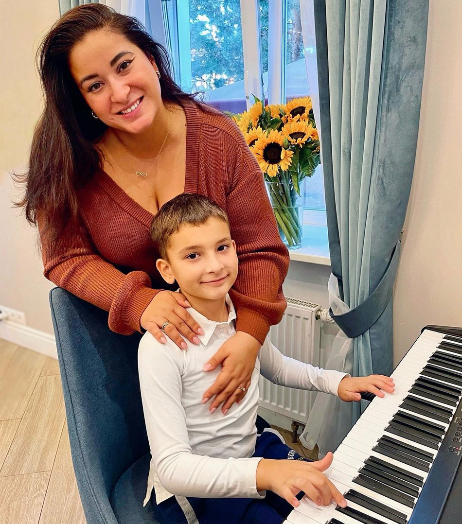 Меня зовут Вика, я — семейный психолог, телеведущая, автор книг «Это же ребенок» и «Это же любовь» и мама троих детей. Рада видеть вас на канале!