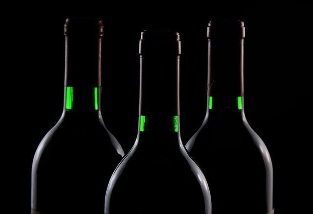 Image by Holger Detje from Pixabay с сайта https://pixabay.com/photos/bottles-beverage-wine-drink-50573 Разрешено бесплатное использование.