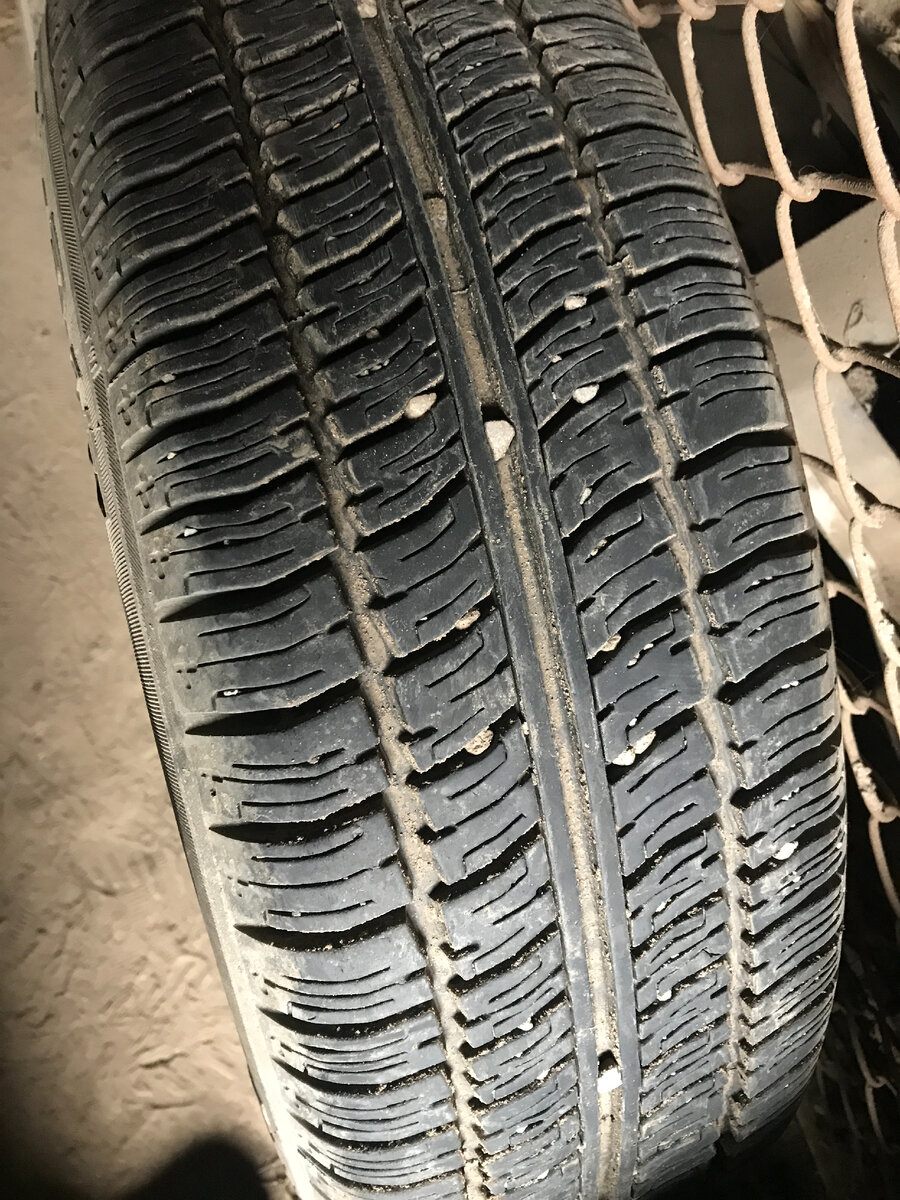 Моя летняя резина. Шиномонтажка и не думала сюда заглядывать.