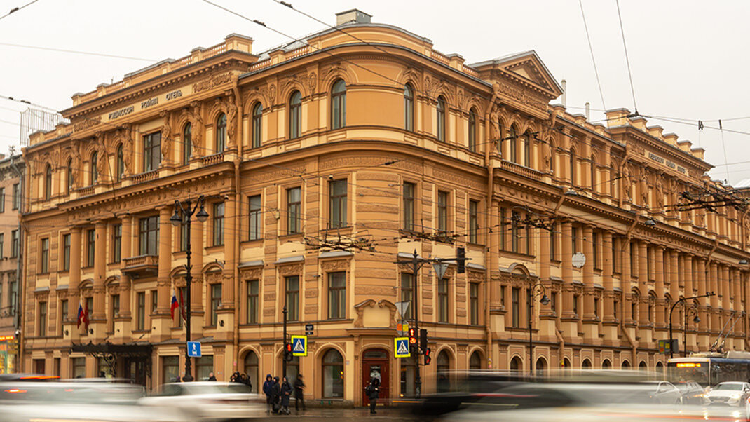 Адрес здания — Невский проспект, 49; Владимирский проспект, 2
