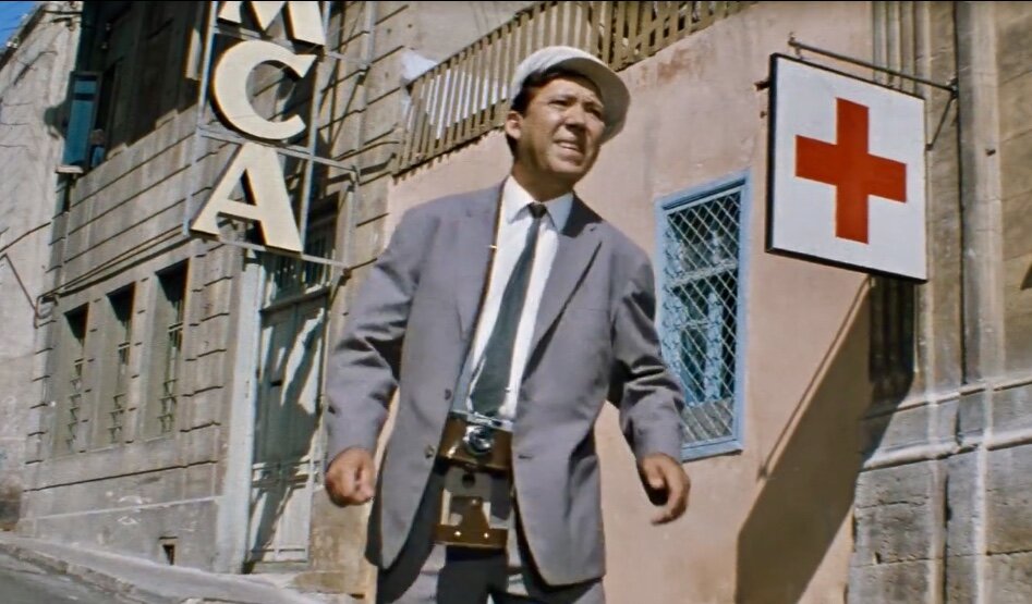 Возле аптеки "Чиканук" прозвучало знаменитое "Черт побери!" (кадр из фильма «Бриллиантовая рука»)