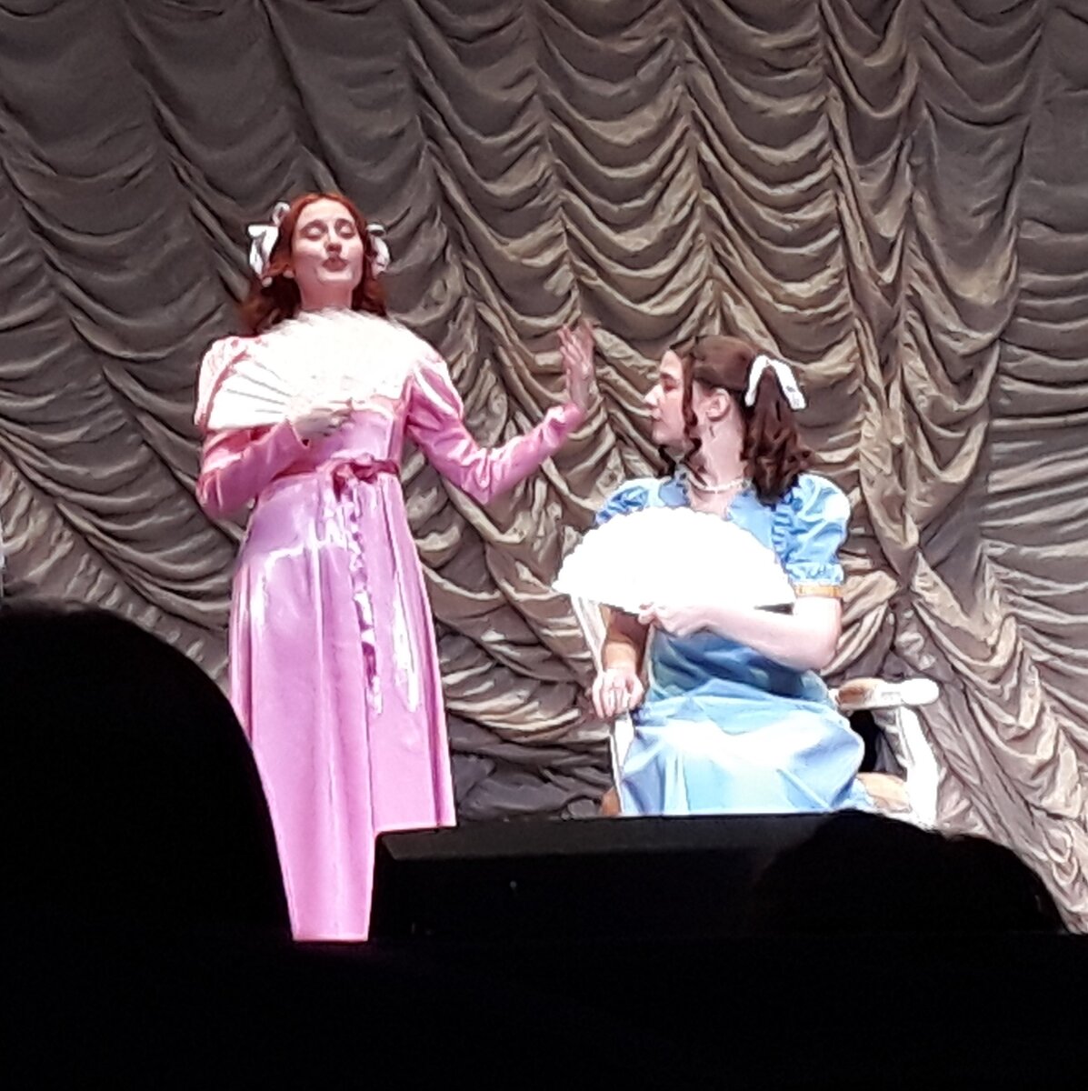 У барина Велькарова две дочки, которые очень любят все французское. Фото автора.