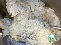     Далее замешиваем тесто вручную или тестомесом. При появлении первых признаков эластичности добавить соль и продолжить замес теста до гладкости и эластичности.