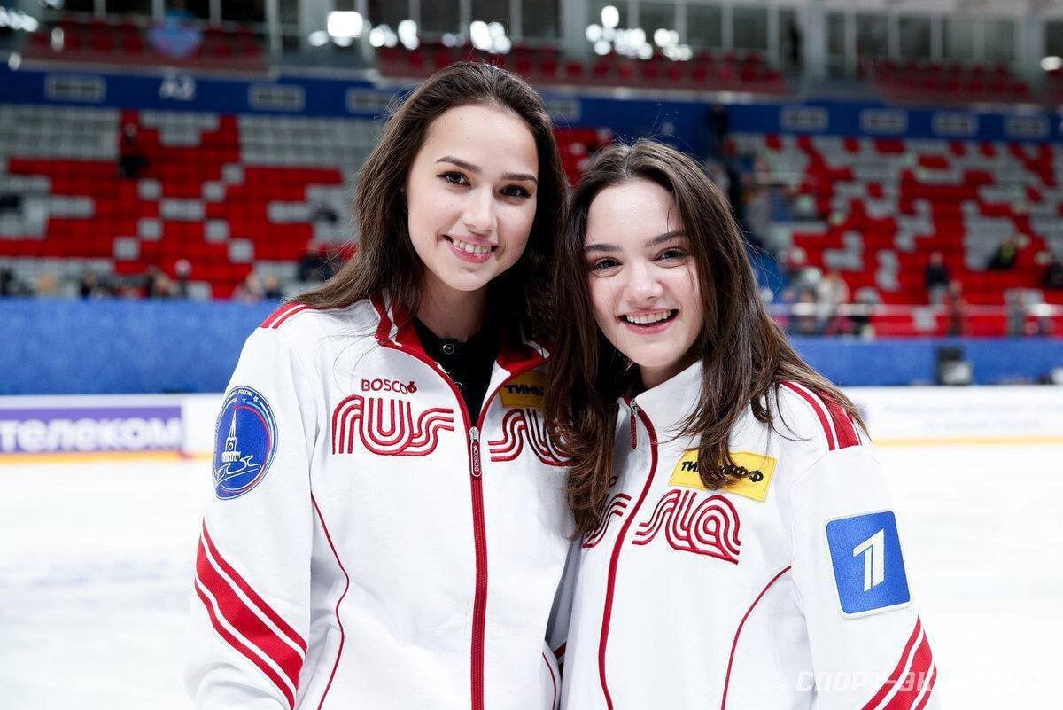 Алина Загитова и Евгения Медведева после окончания командного турнира. Источник: "Спорт-экспресс". Фото: Дарья Исаева