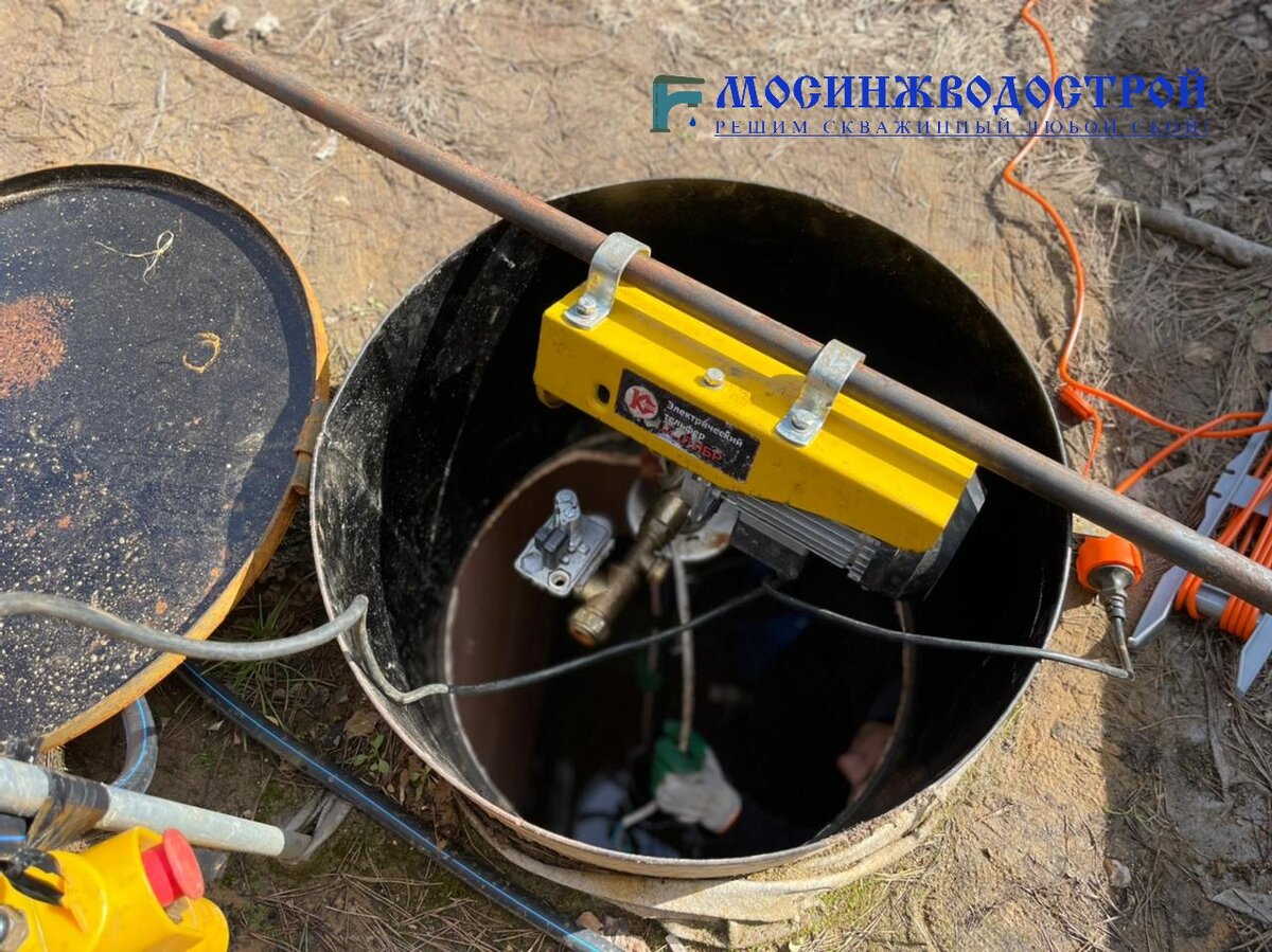 Пришлось прибегнуть к помощи тали электрической, т.к. свищ был расположен практически по центру трубы, а значит вторая половина трубы с водой, да и плюс насос не из легких..