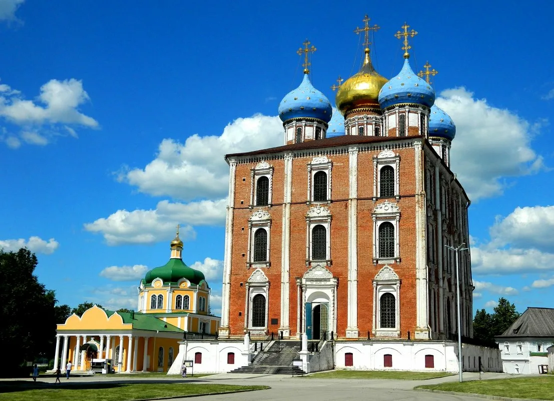 Сколько лет городу рязань. Успенский собор Рязанского Кремля. Рязанский Кремль Рязань. Рязанский Кремль Успенский собор 12 век. Успенский собор Рязань архитектура.