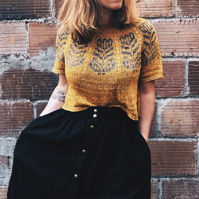 Летний топ с жаккардовой кокеткой