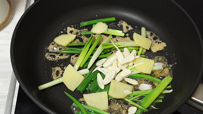 Жареная грудинка. Грудинка тушеная. Свинина кусочками на сковороде. Грудинка жареная на сковороде с луком. Макароны с луком на сковороде.