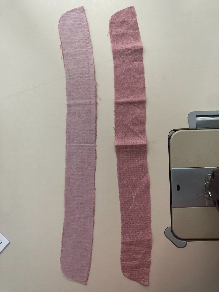 Воротник вырезала из двух частей, на одну часть наклеила клеевую.