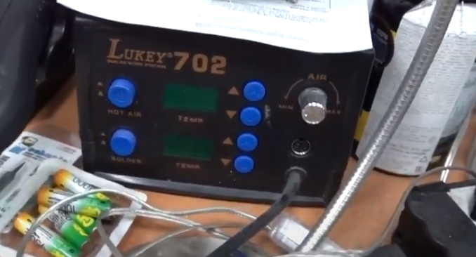 Нанесенный флюс на плату вокруг чипа