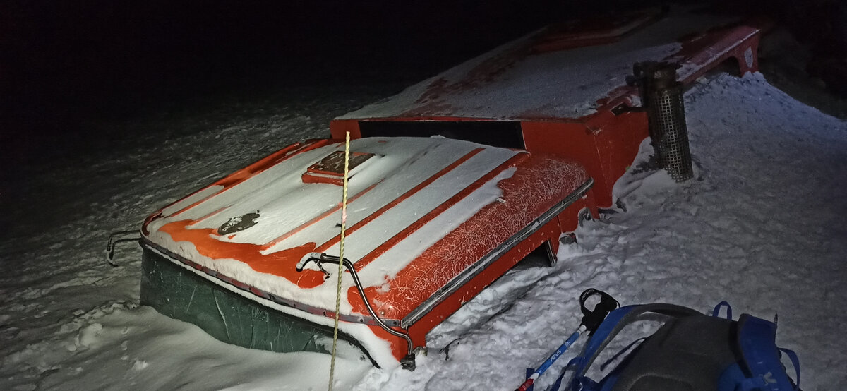 А вот знаменитый засыпанный снегом ратрак, так и остался стоять на склоне на высоте чуть выше 5000 метров после того как попал в непогоду несколько лет назад, у него закончилось топливо в баке. Местная достопримечательность и наш первый пункт привала на 15 минут :)