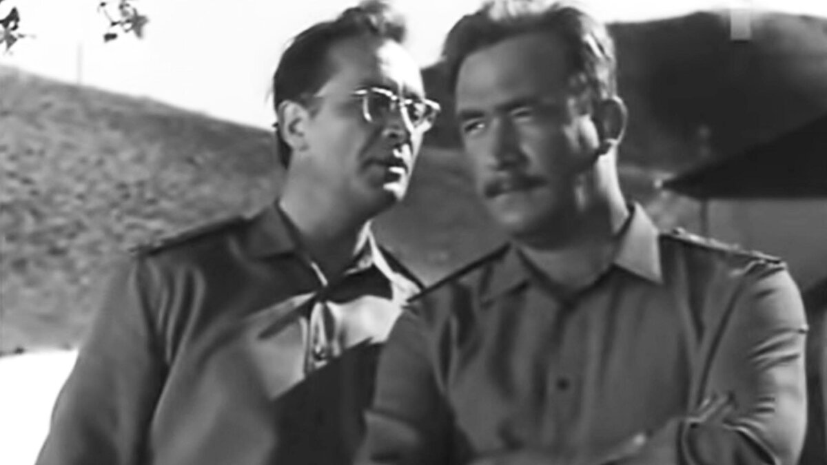 Кадр из фильма "Пограничная тишина". Военврач и начальник заставы.