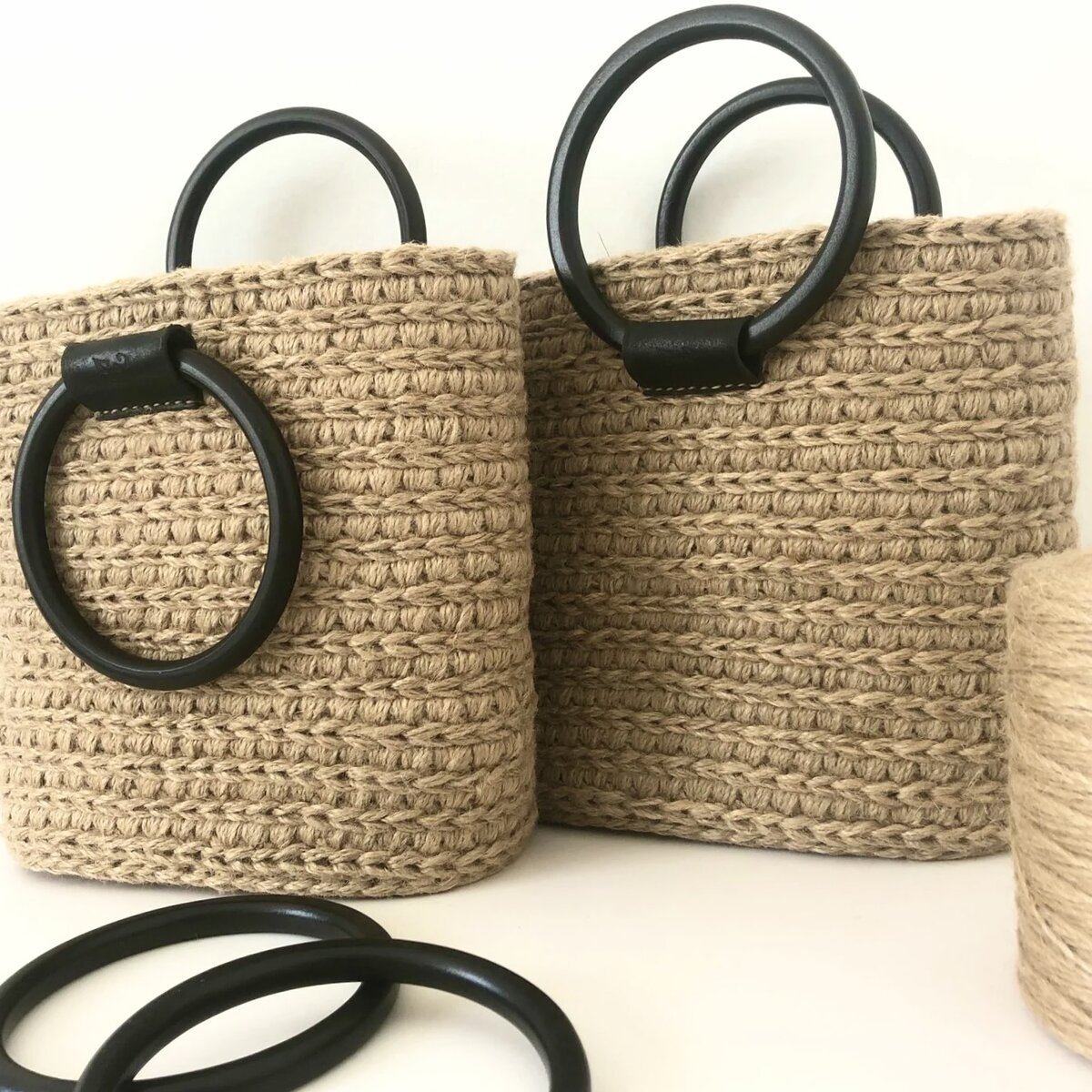 круглая вязаная сумка. сумки связанные из джута. сумка торба джут. сумка из джута крючком для начинающих. сумка шоппер из джута.