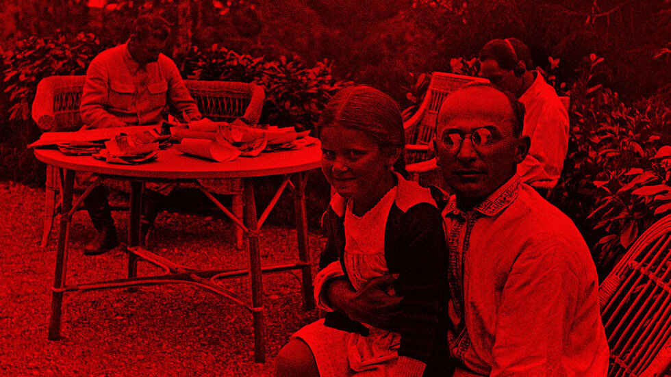 Л.П. Берия и дочь И.В. Сталина (Сталин на заднем плане). Фото © wikipedia