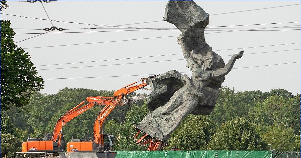 Снос памятника в Латвии