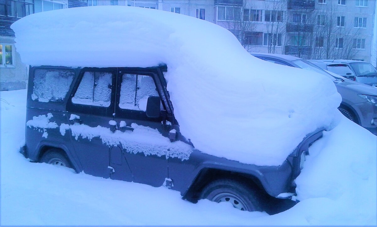 Машина в мега-сугробе😳. Листайте! И Вы увидите серию из 4 фото, сделанных в Костомукше в 2017 году.