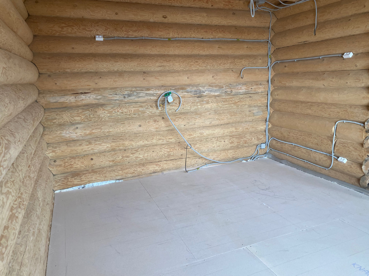 Последним этапом наших теплых полов это укладка листов ГВЛ 10мм. У данного  материала отличная теплопроводность, к тому же он очень плотный, но хрупкий, сверху можно ложить чистовой пол, я клал плитку. Не забываем при укладке листа дублировать уложенные трубки теплого пола карандашом или маркером с верху так как будем крепить весь этот пирок саморезами (использовал 120ки по дереву). 