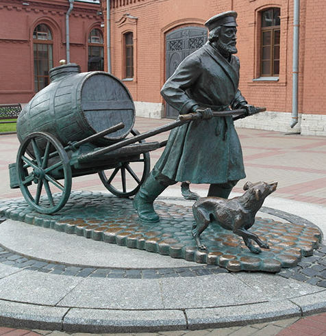 Водовоз санкт петербург. Памятник фонарщику в Санкт-Петербурге. Памятник фонарщику на Одесской улице. Памятник первому фонарщику СПБ. Фонарщик Санкт-Петербург.