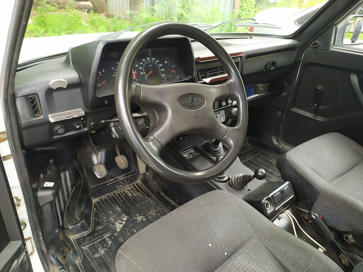 Обзорно место водителя. 