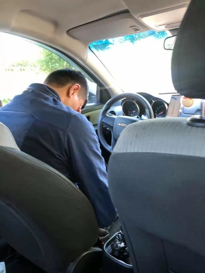 Водитель такси гришин по окончании смены обнаружил на заднем сиденье машины