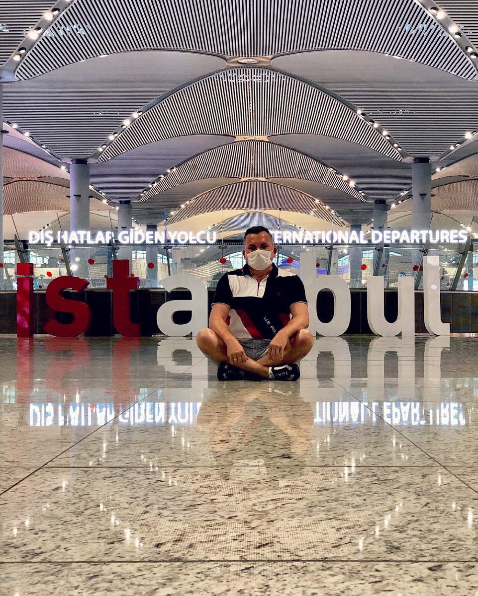 В общественных местах ношение маски обязательно. Штраф 900 лир. Но, это не очень строго исполняется.