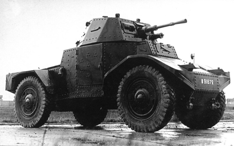Panhard 178 первой производственной серии. На момент создания это был едва ли не лучший в мире броневик, по ТТХ близкий к категории «колёсный танк»