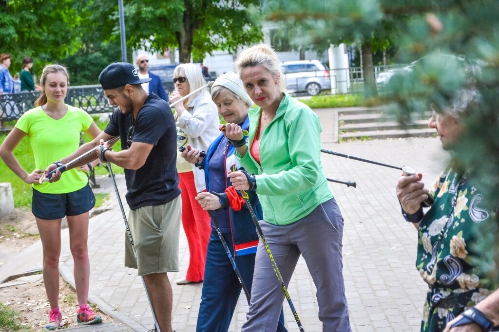 В Твери прошли бесплатные занятия по скандинавской ходьбе