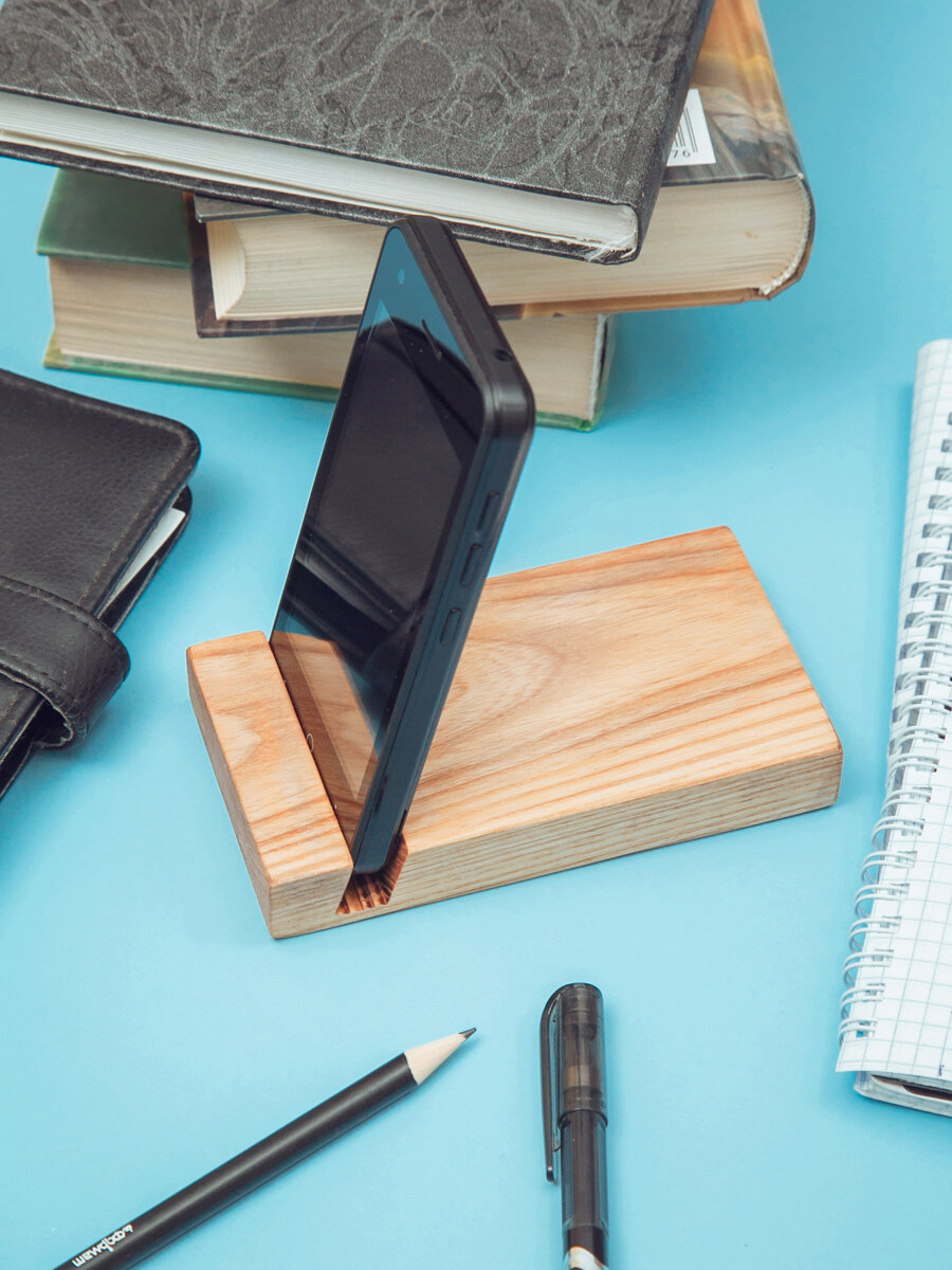 Деревянная подставка под телефон или смартфон из светлого ясеня