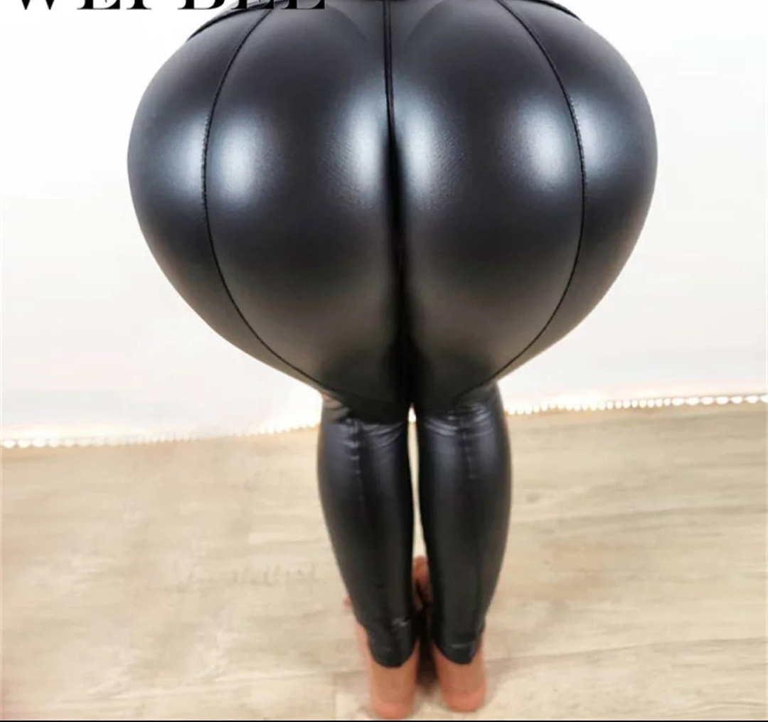 Кожаные штаны обтягивают красиво.